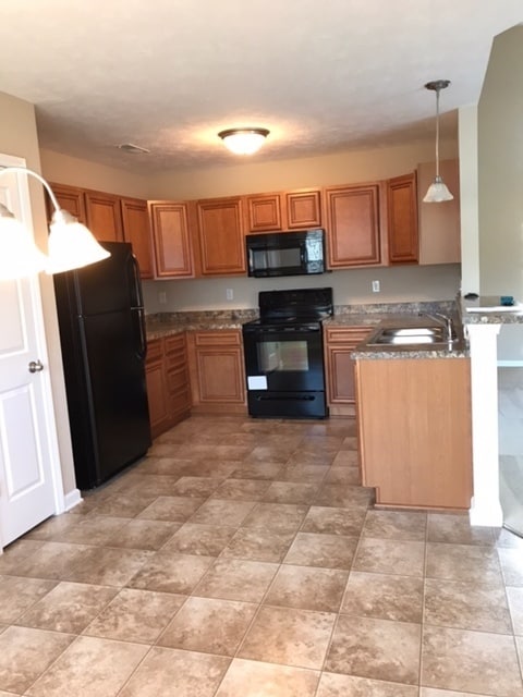 Building Photo - Move In Ready! 3 Bedrooms, 2 Baths & garage!