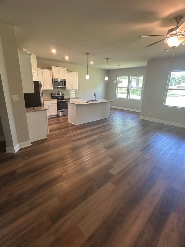 Building Photo - AVAILABLE NOW!