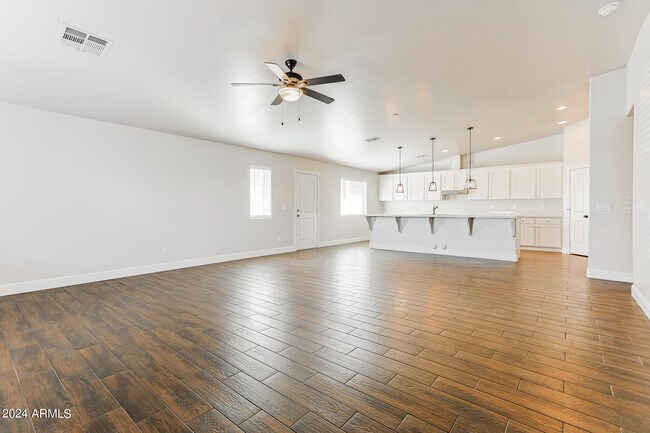 Building Photo - 807 W Buist Ave