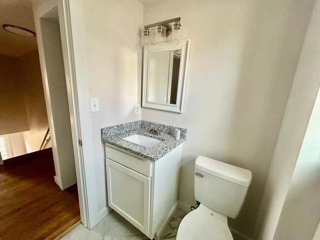 Building Photo - 2 Bedroom In Meadowthorpe !