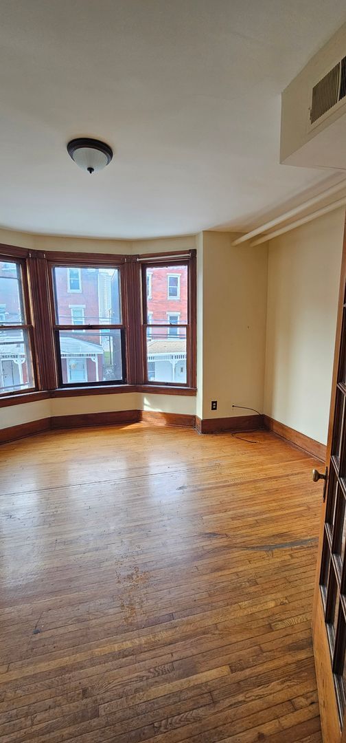 Building Photo - 2nd Floor 2 Bedroom 1 Bath Harrisburg Scho...