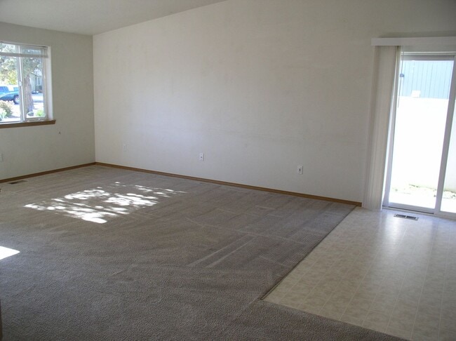 Building Photo - Cozy & Updated 2BD/2BA with Fenced Yard!