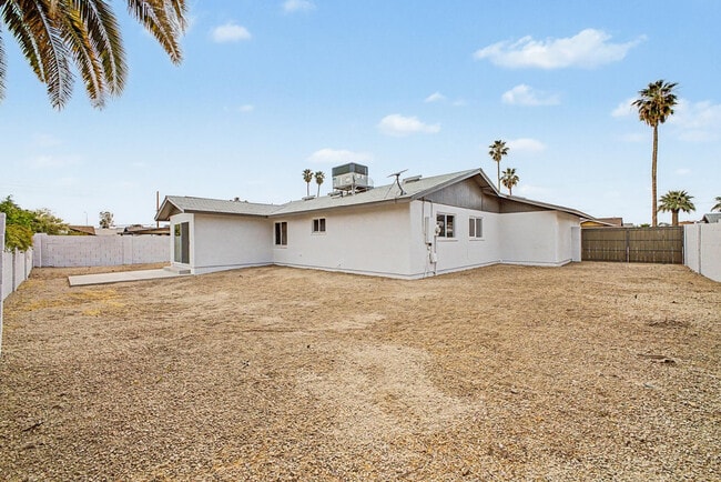 Building Photo - 710 E Bell De Mar Dr