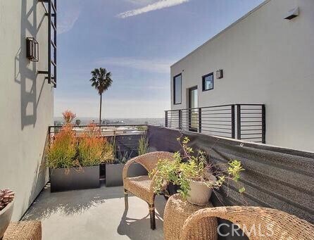 Building Photo - 1223 Larrabee St