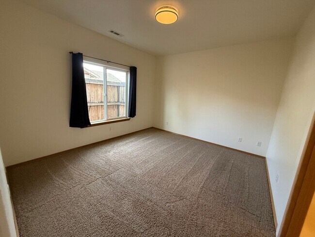 Building Photo - Fantastic 3 Bed/2 Bath Single Family Home in SE Bend