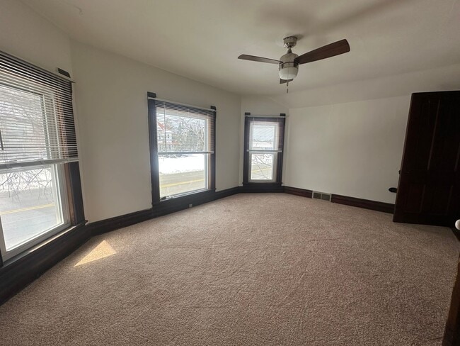 Building Photo - 100 Valley View St