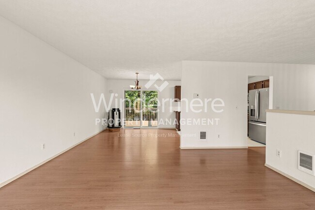 Building Photo - *MOVE IN SPECIAL * 1/2 OFF FIRST FULL MONT...