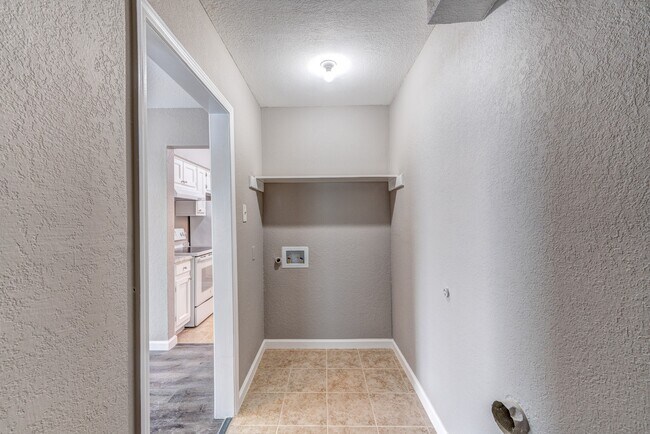 Building Photo - 523 Spring Dr