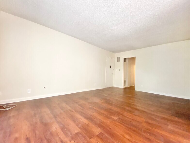 Building Photo - 7010 Lanewood Ave