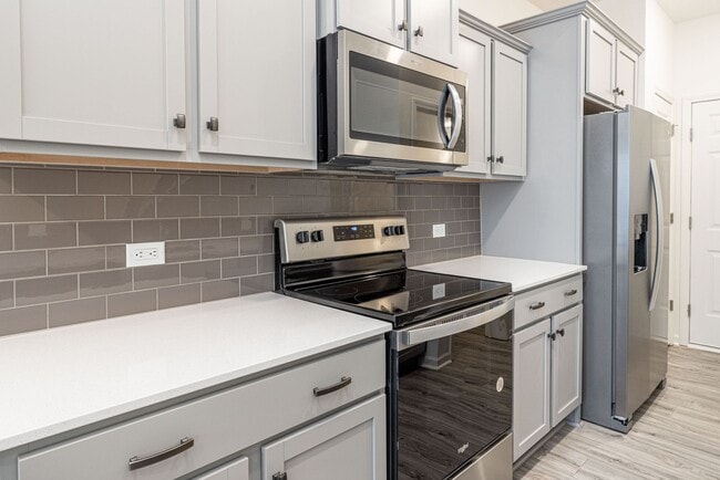 Building Photo - 3 Bedroom paired home with 2 car garage mi...