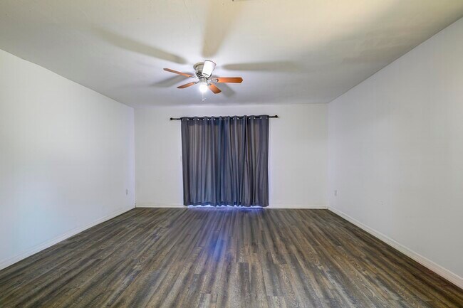 Building Photo - 280 NW Airoso Blvd