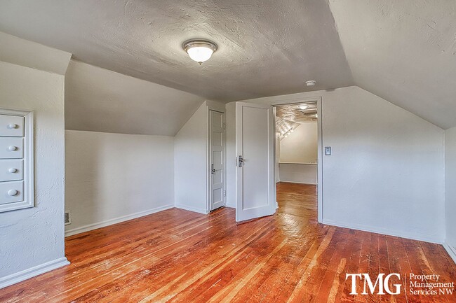 Building Photo - Stunning 4BD Craftsman in Excellent N Port...