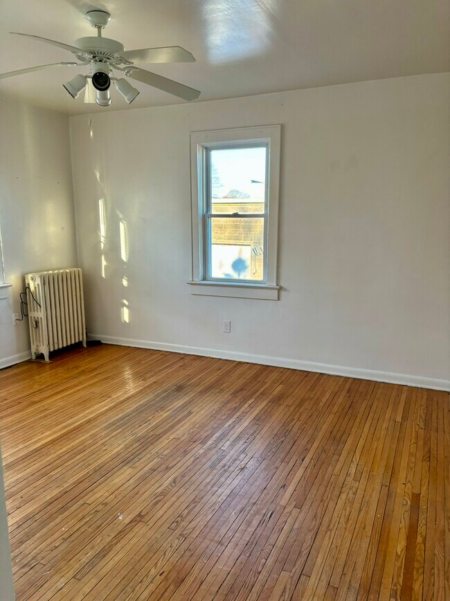 Building Photo - 13 Catlin Ave