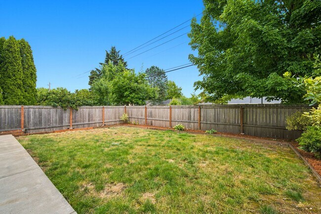 Building Photo - 1499 NE Birkshire Ct