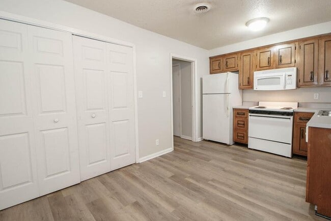 Building Photo - 810-A Golfview Place