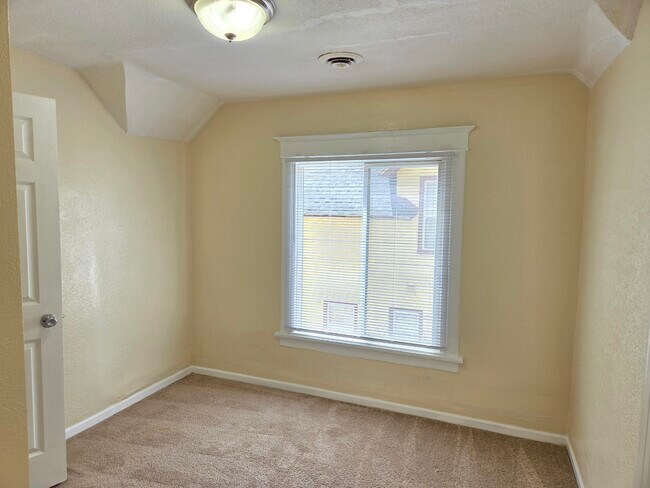 Building Photo - 3022 N Thomas Ave