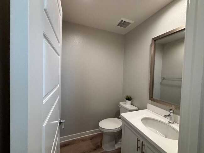 Building Photo - Updated 4 Bedroom 3.5 bath Condo located i...