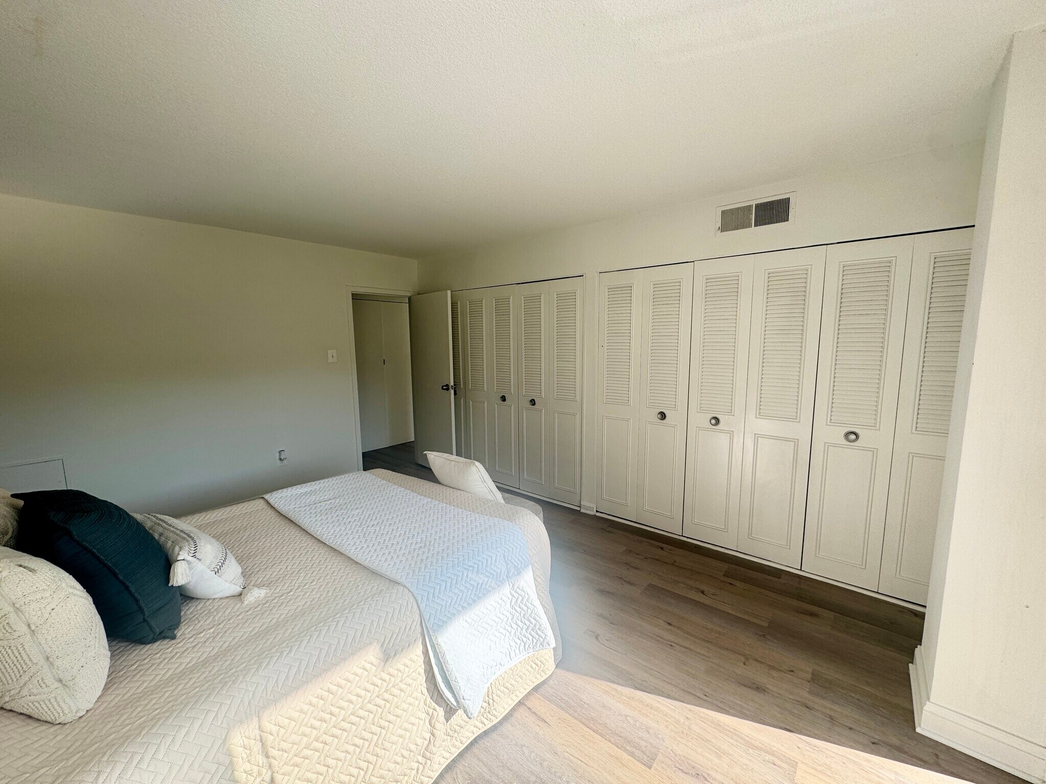 Building Photo - 1300 Army Navy Dr