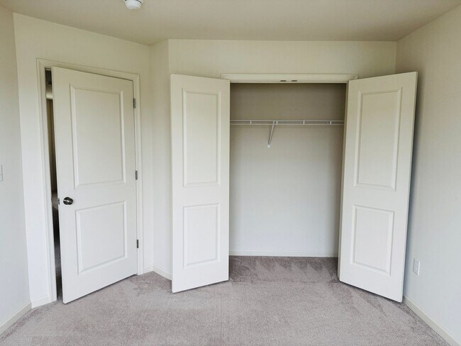 Building Photo - Spacious 3BR Townhome in Middletown