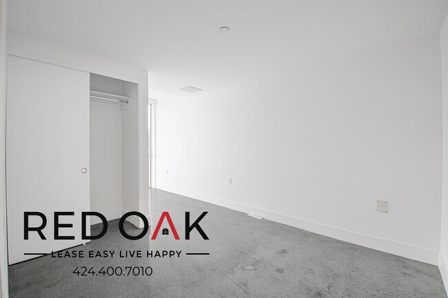 Building Photo - 453 S Kenmore Ave