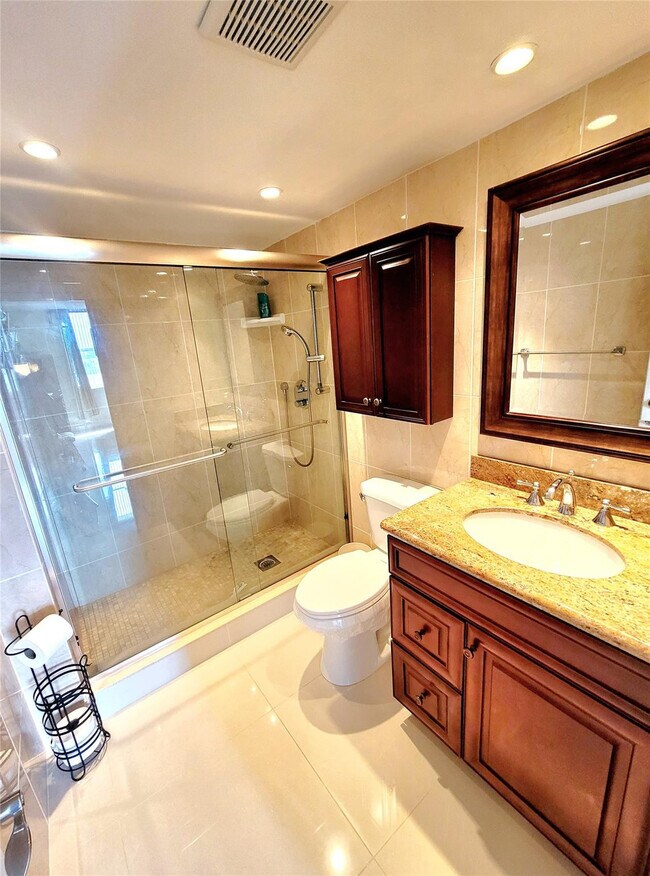 Building Photo - 1009 N Ocean Blvd