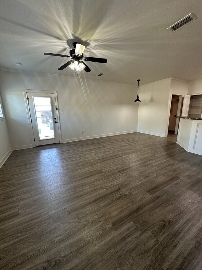 Building Photo - Beautifully Maintained Duplex - Lease Only