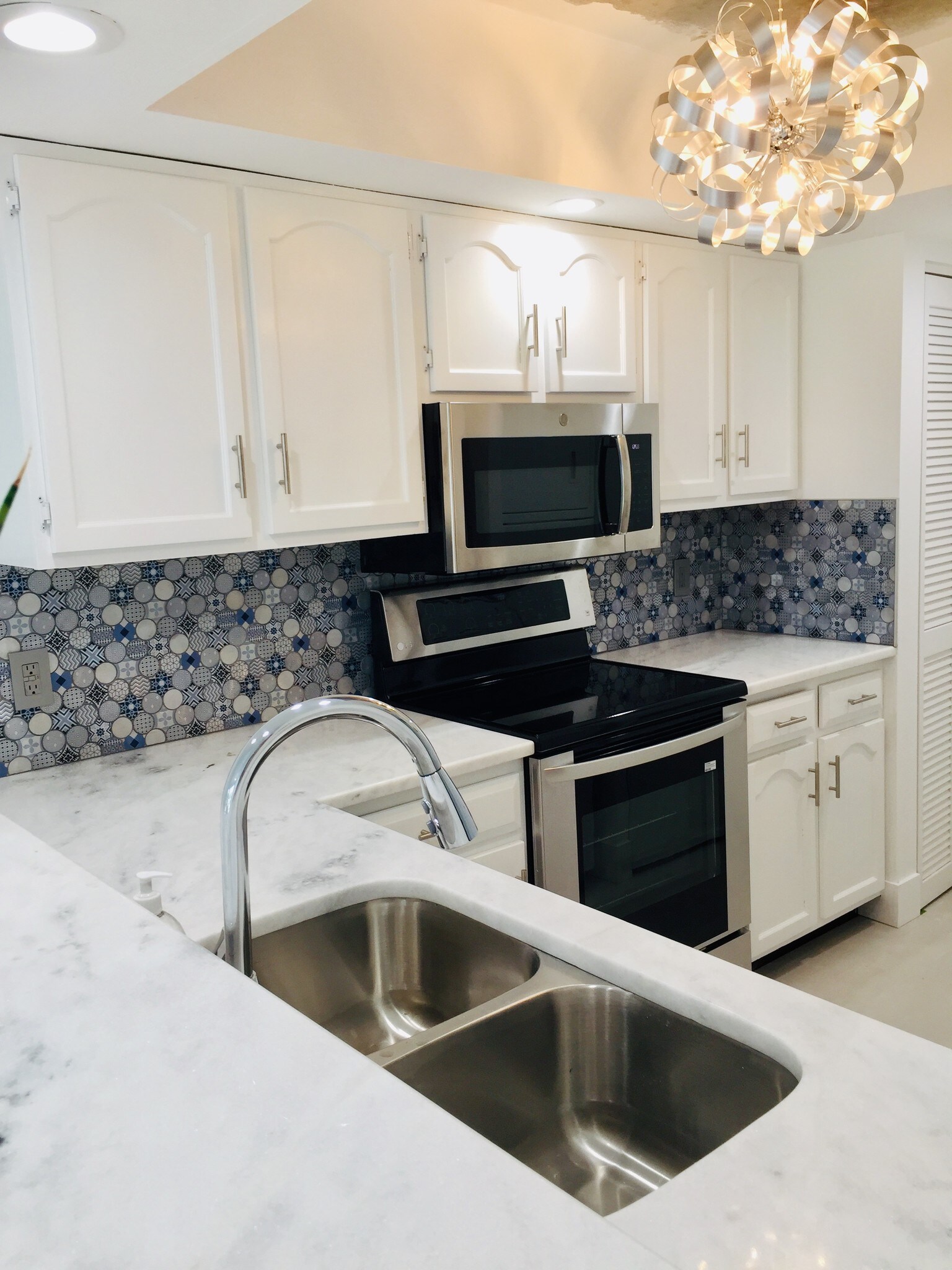 Kitchen - 25188 Marion Ave