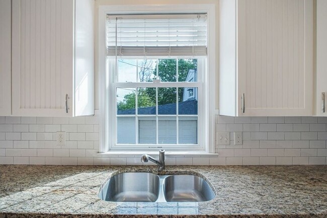 Building Photo - 803 Sunken Rd