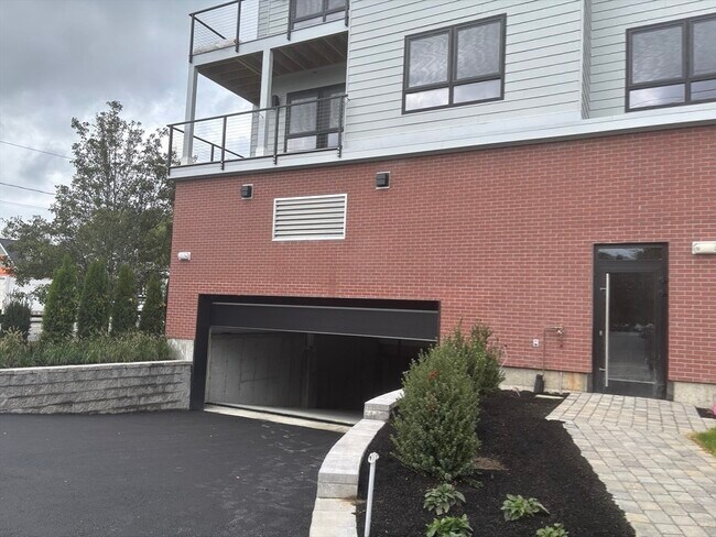 Building Photo - 1391 Main St