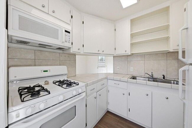 Building Photo - 614 Redwood Ave