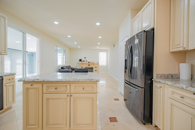 Building Photo - 1514 Regents St