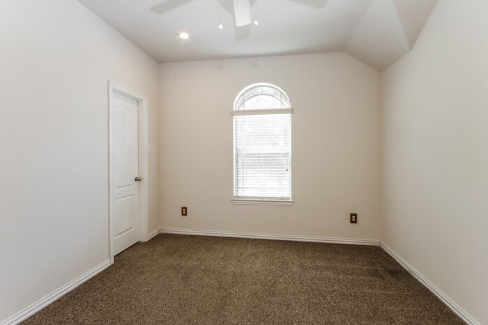 Building Photo - 26049 Kingshill Dr
