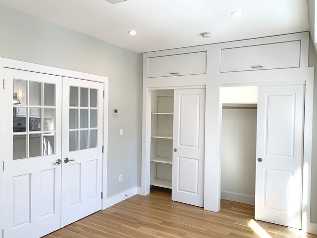 Building Photo - 99-07 Ascan Ave