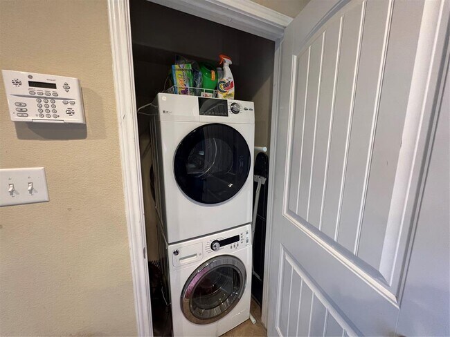 Building Photo - 1010 Lost Pines Ln