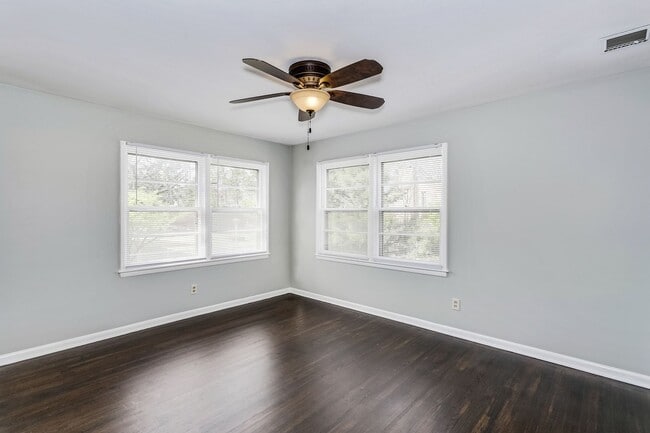 Building Photo - GORGEOUS 4 bedroom 2 bath Ranch!