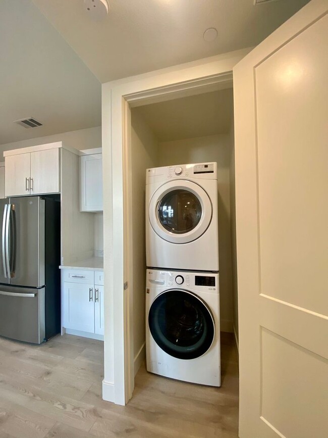 Building Photo - Room For Rent In Excellent Condo