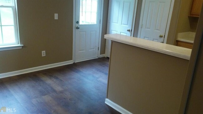 Building Photo - 1652 Hallmark Hills Dr