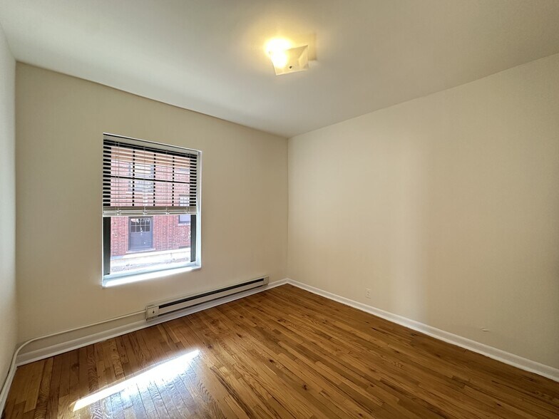 Building Photo - 700 W Cornelia Ave
