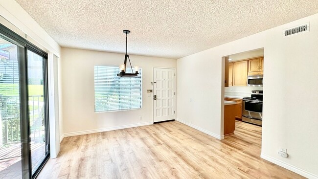 Building Photo - Beautiful, End Unit Condo, in the Very Des...