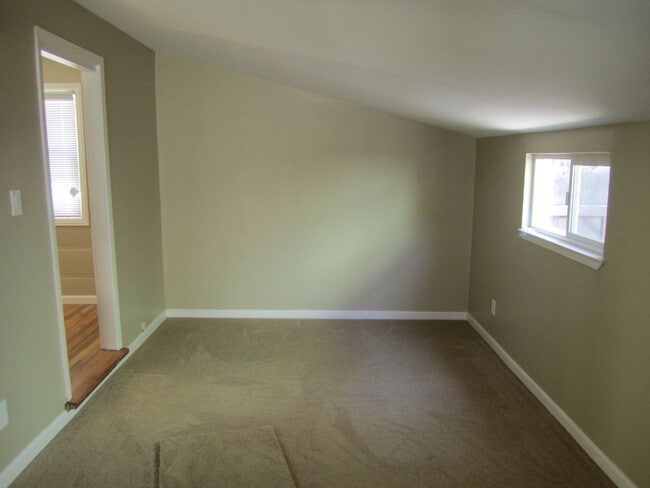 Building Photo - CHARMING 3 BEDROOM, 1 BATHROOM HOME IN DOW...
