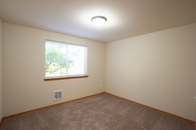 Building Photo - 3 BEDROOM TOWNHOME IN ARLINGTON