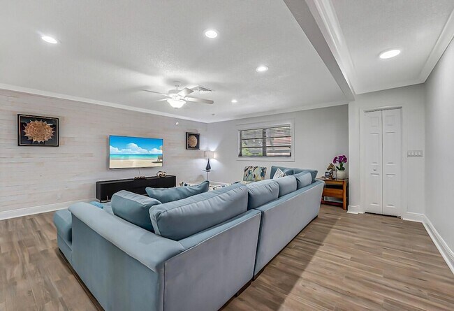 Building Photo - 532 N Palmway