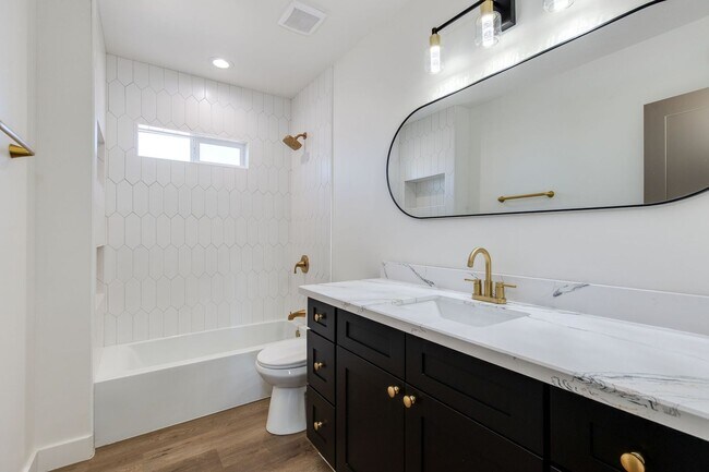 Building Photo - 1329