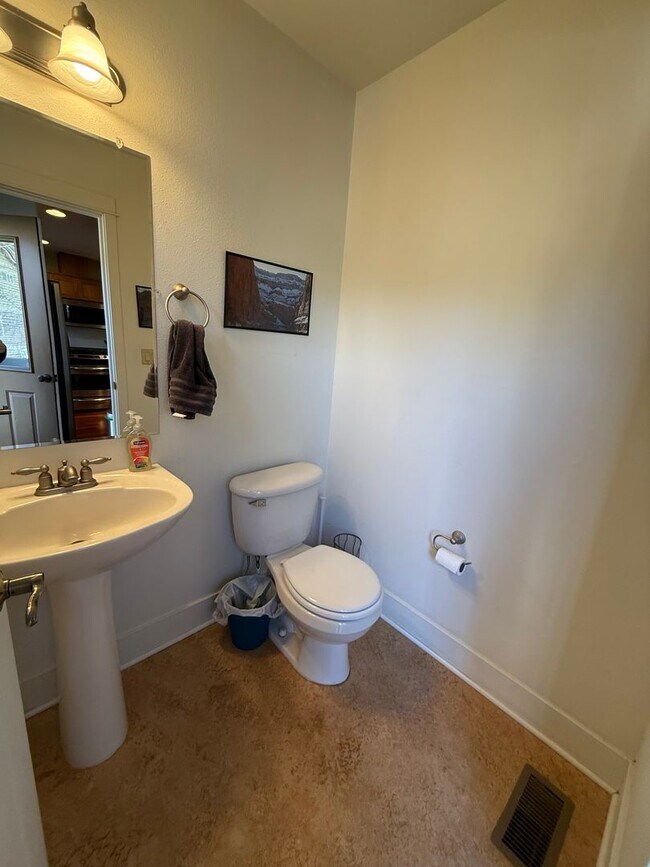 Building Photo - Beautiful 2 Bed/2.5 Bath Townhome on Bend's Westside - Shevlin Park Road