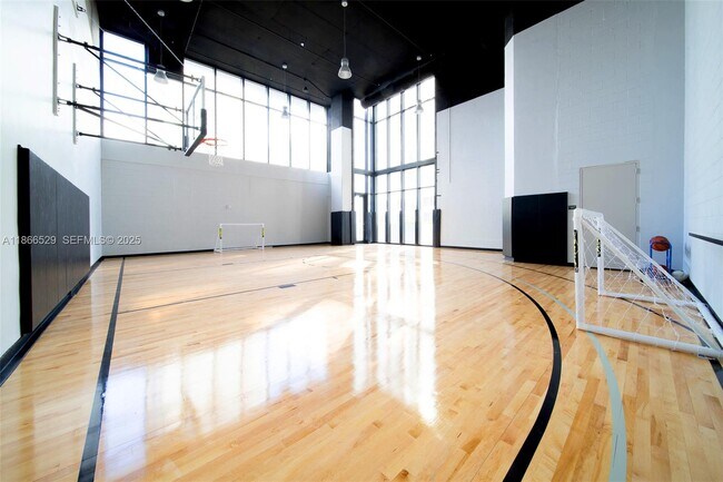 Building Photo - 1010 Brickell Ave