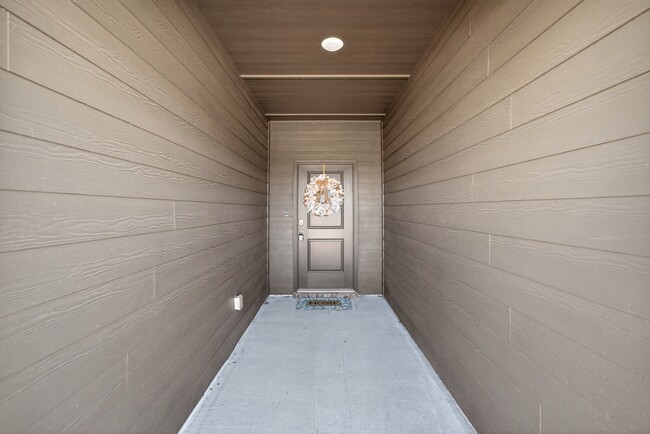 Building Photo - 405 S 85th St