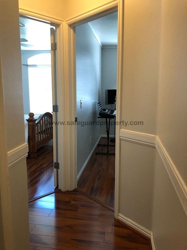 Building Photo - Beautiful Townhome in Wonderful Gated Comm...