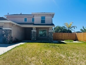 Building Photo - 4 Bedroom, 2.5 Bath Home For Rent