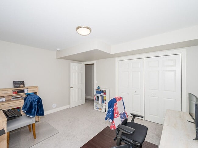 Building Photo - Beautiful 5 Bedroom Single Family Home