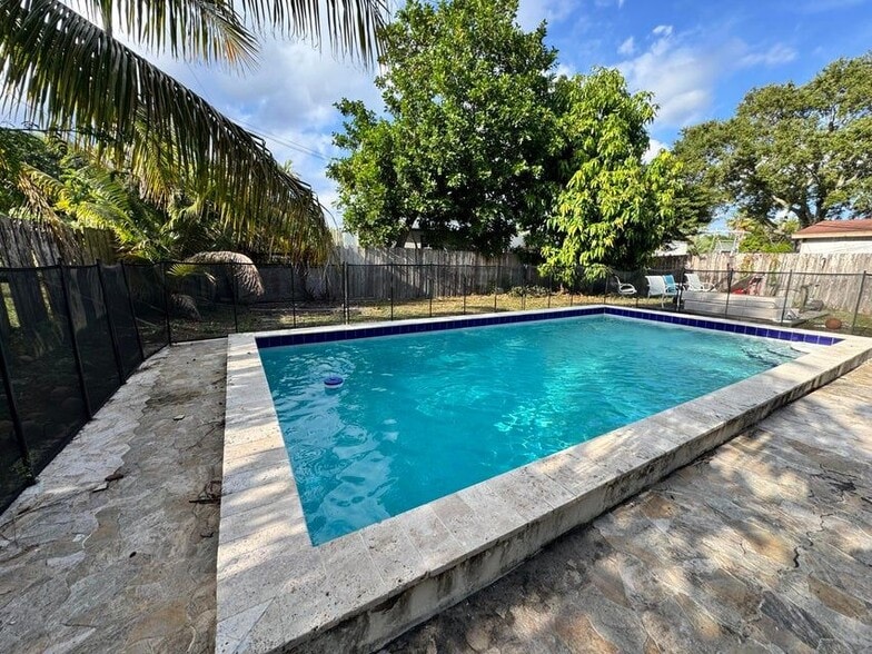 Building Photo - 867 Caroline Cir